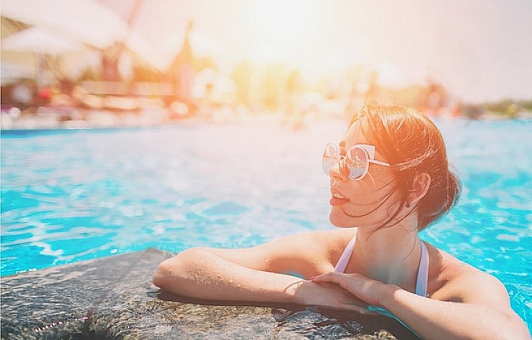 Femme devant une piscine