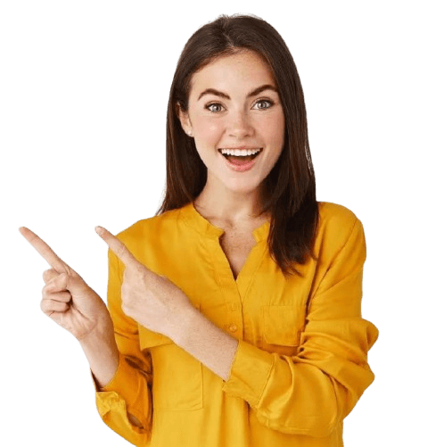 Femme heureuse qui montre du doigt