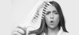 Lire la suite à propos de l’article L’Automne et la chute de cheveux : Causes et solutions