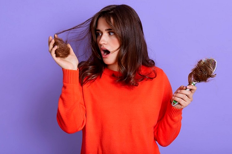 Femme perdant ses cheveux avec une brosse