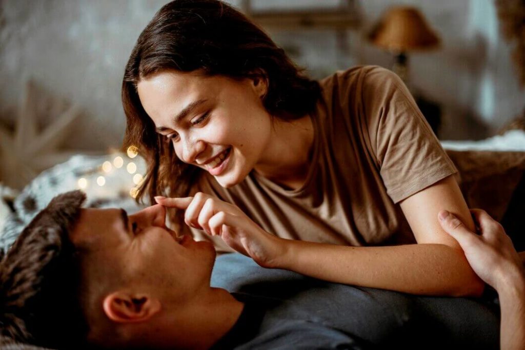 Adorable jeune couple amoureux
