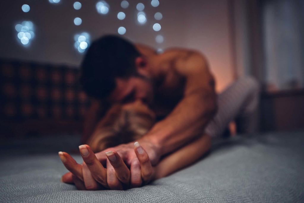 Amoureux qui s'embrassent sur le lit