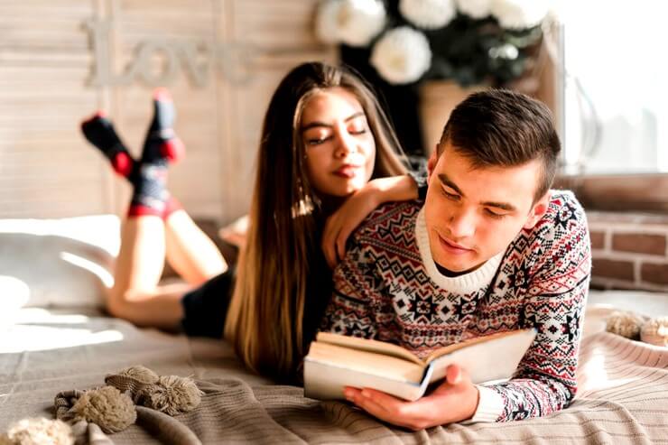 Couple lisant un livre