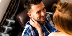Homme regardant sa femme