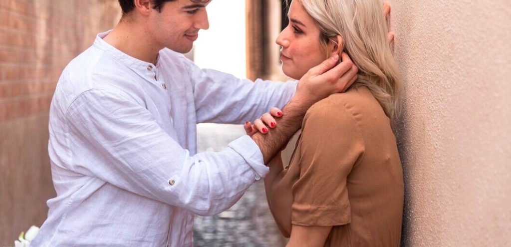 Homme séduisant une jeune femme