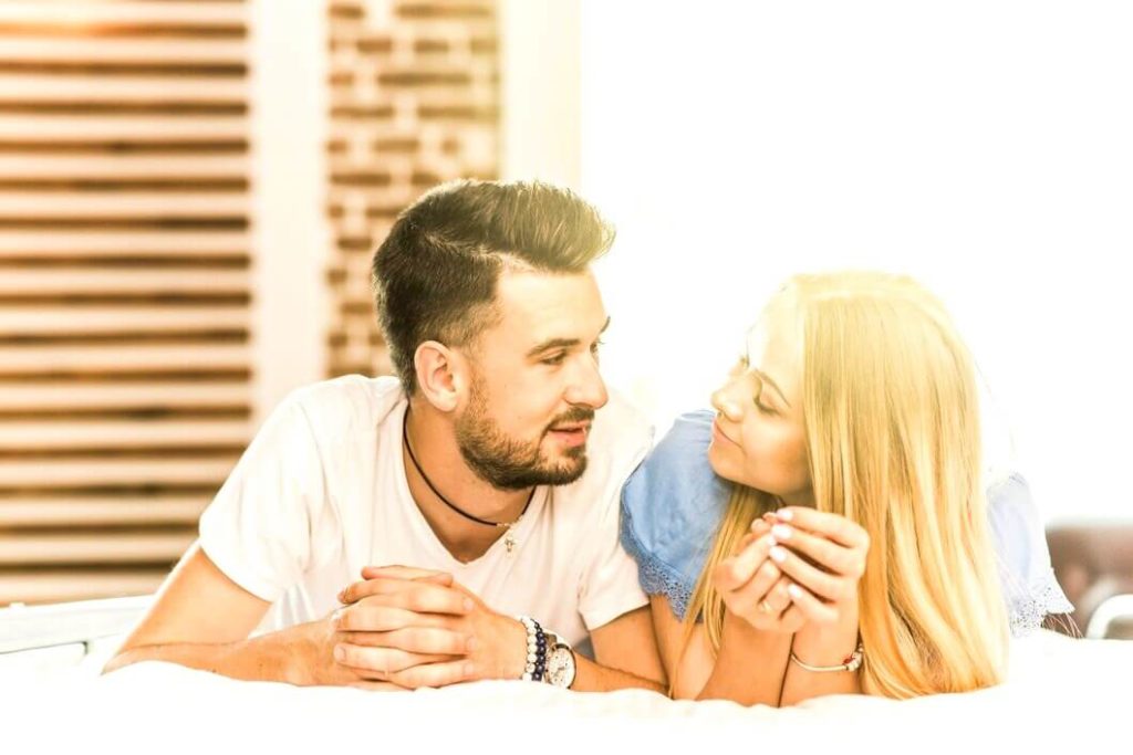 couple romantique allonge sur le lit