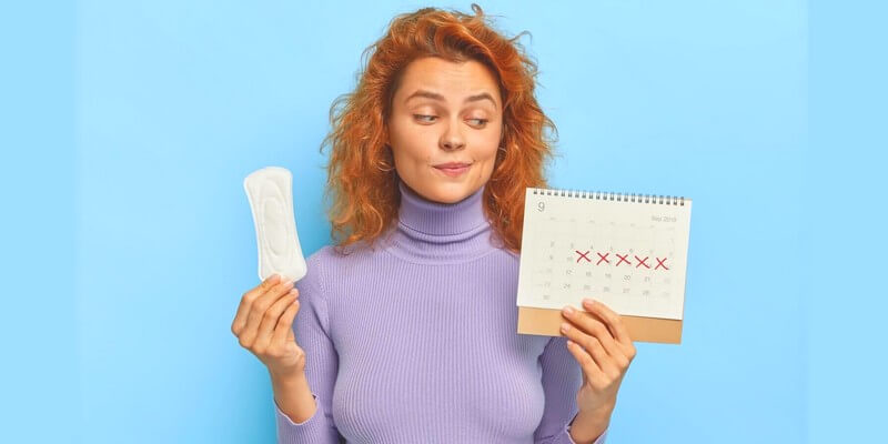 jeune-femme-qui-regarde-calendrier-regles-verifie-jours-menstruation