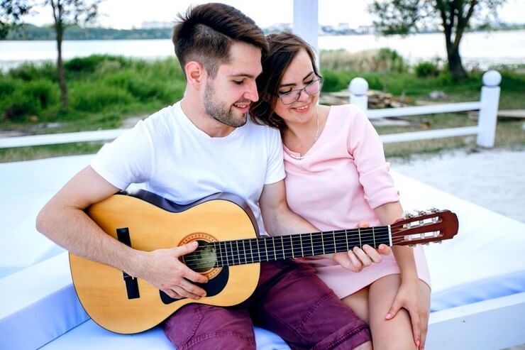 jouer de la guitare à sa petite amie