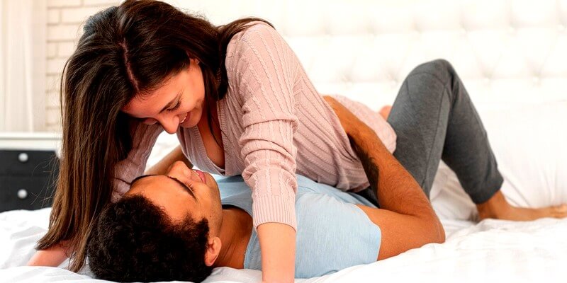 Couple amoureux sur le lit