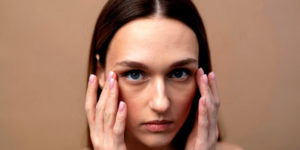 Lire la suite à propos de l’article Comment cacher ses cernes sans maquillage ?