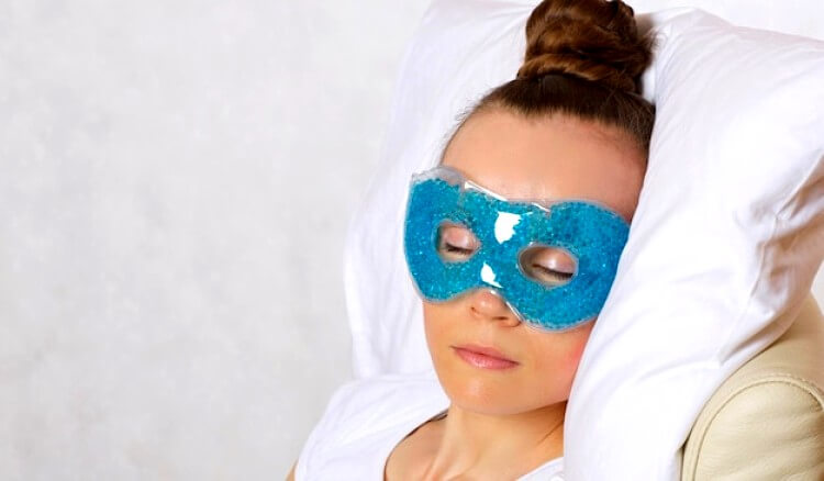 Femme avec un masque sur les yeux