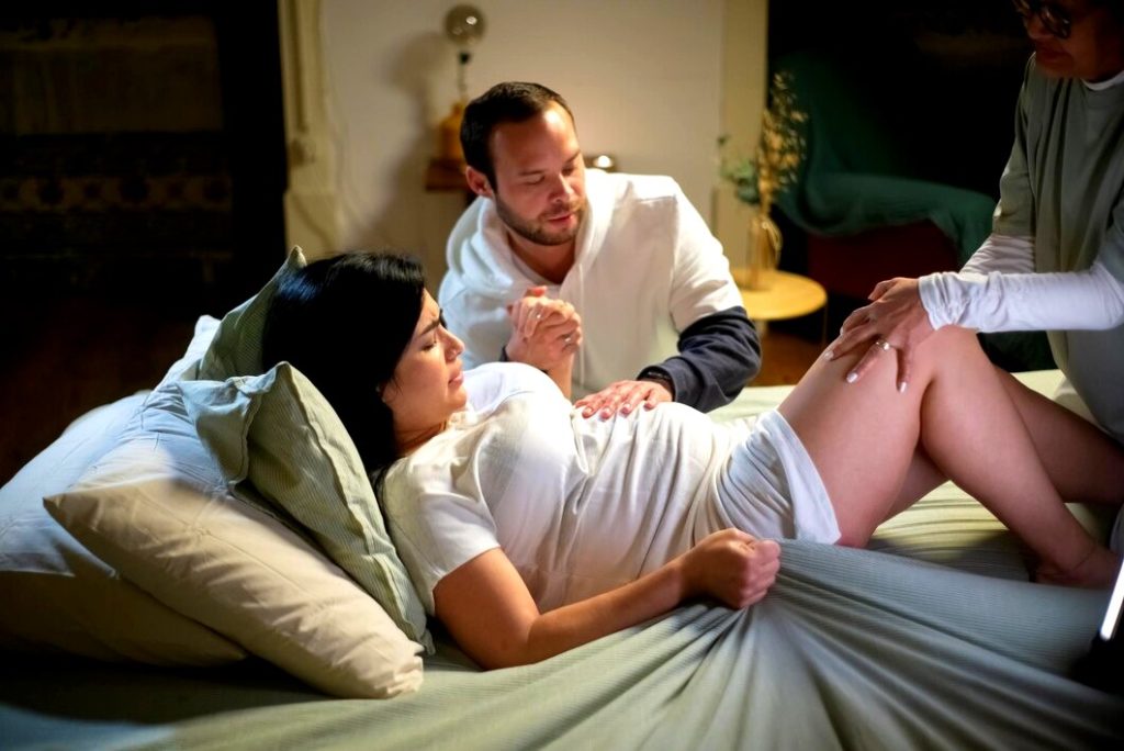 Femme enceinte épuisée pendant les contractions