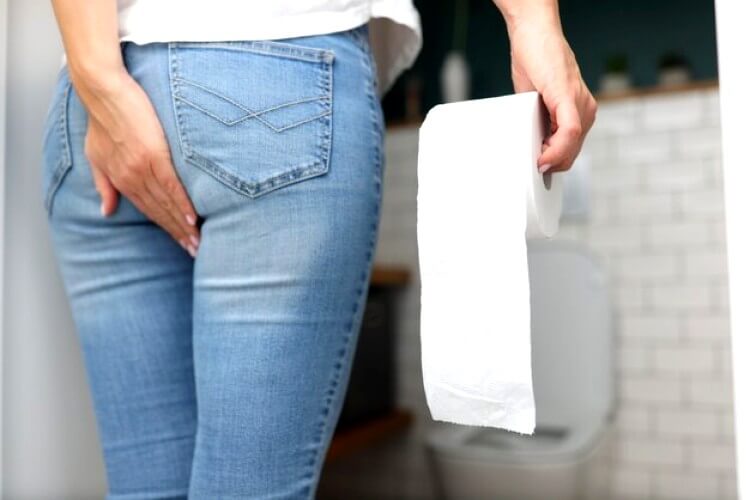 Femme souffrant de problème d'homoroides