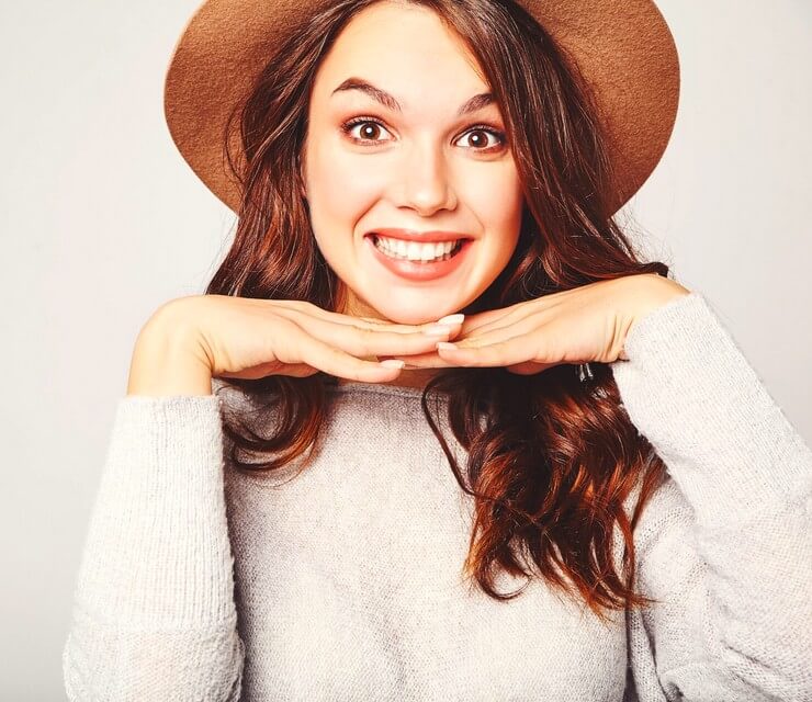 jeune belle femme avec des belles dents