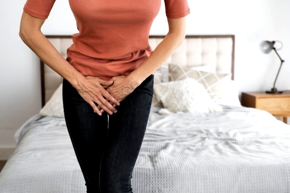 Femme souffrant de douleurs ovariennes