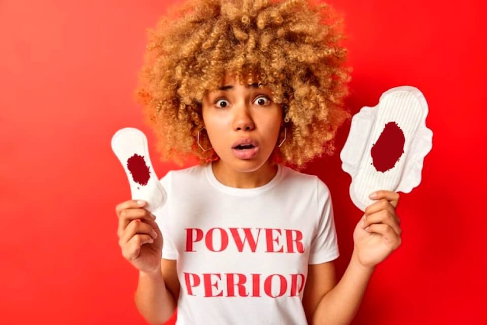 Femme surprise avec des serviettes hiygéniques tâchées de sang