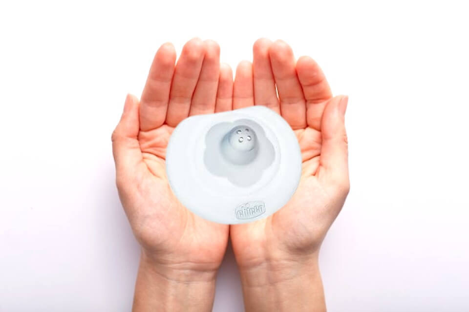 Main tenant un protège mamelon