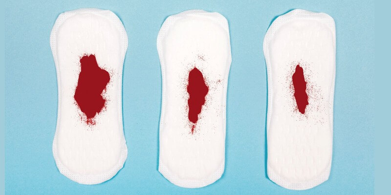 Serviettes sanitaires avec du sang