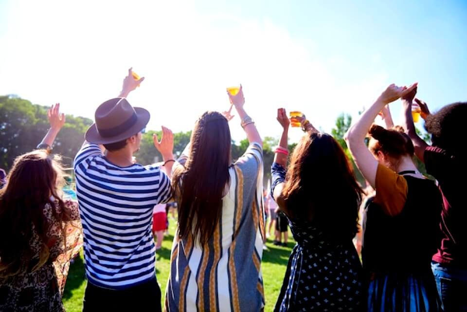 Jeunes faisant la fête